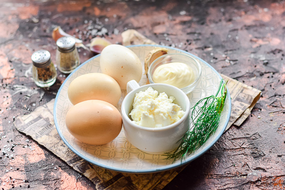 Фаршированные яйца творогом и чесноком рецепт фото 1